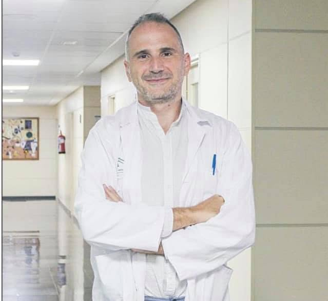 Andrés Fontalba Navas con bata blanca en un entorno hospitalario